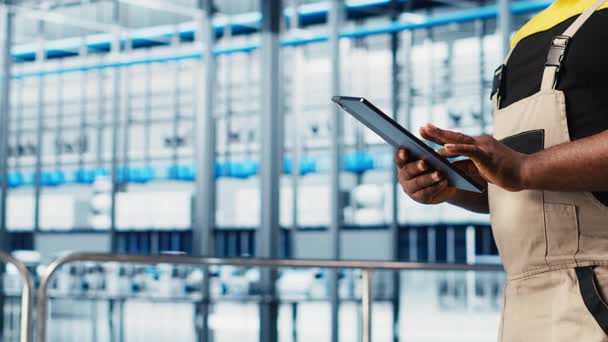 Operaio in produzione con tablet