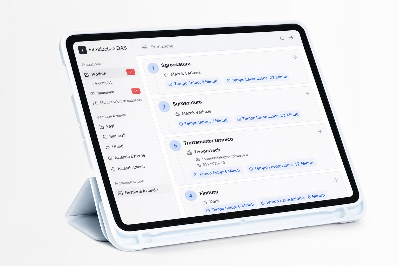 Operaio in produzione con tablet